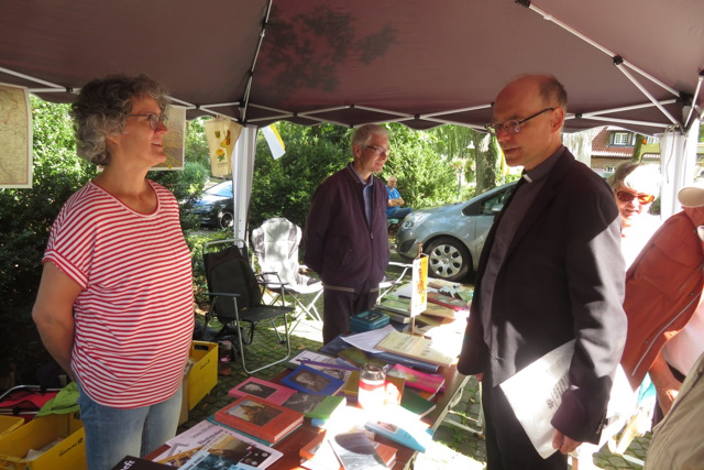 76. Glatzer Wallfahrt nach Telgte 2023: Präses Dr. Marius Linnenborn am Stand des „Grafschafter Boten“