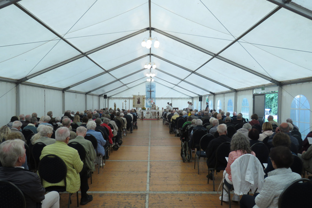 Blick in das bis zur letzten Reihe sehr gut besetzte Kirchenzelt